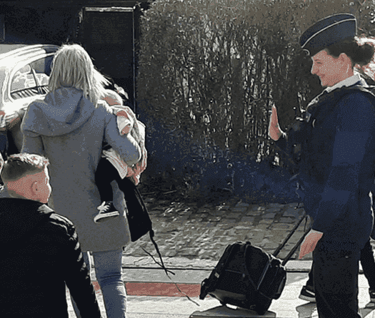 un agent de quartier qui fait traverser une rue