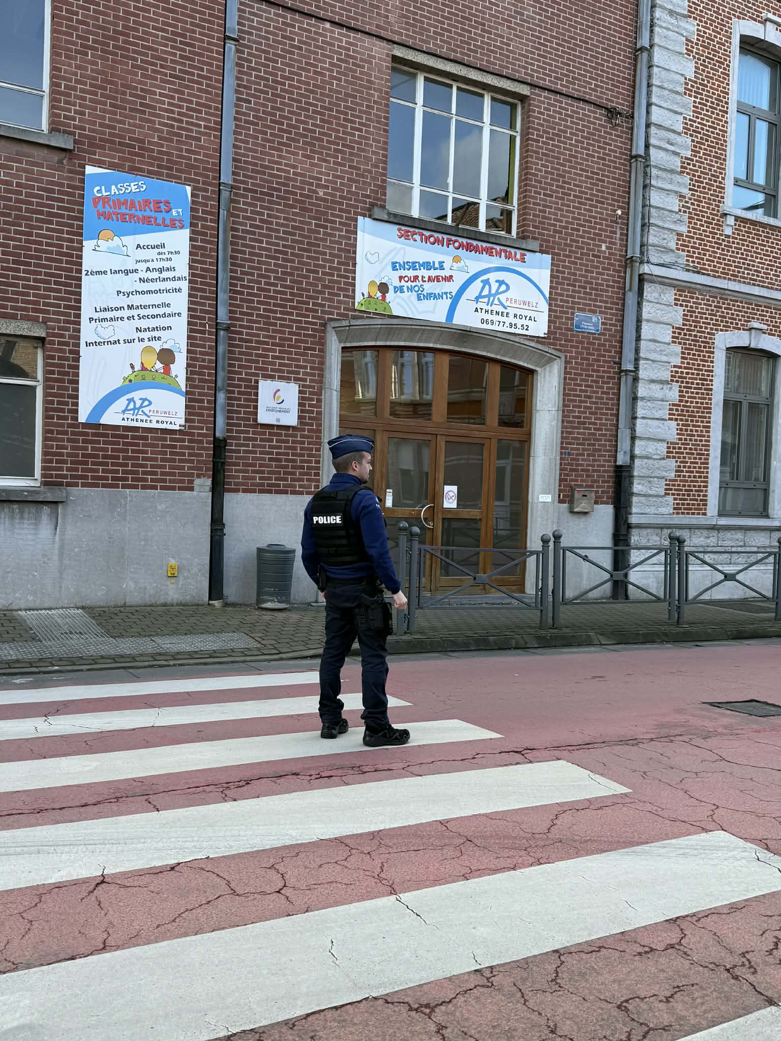 un agent de quartier qui fait traverser une rue